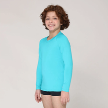 Lade das Bild in den Galerie-Viewer, Model Front: Uv Line Rashguard Camiseta Kids Uvpro Ml Azul Piscina Upf50+
