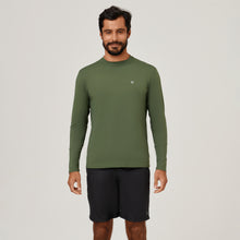 Lade das Bild in den Galerie-Viewer, Model Front: Uv Line Rashguard Camiseta Uvpro Ml Verde Militar Upf50+
