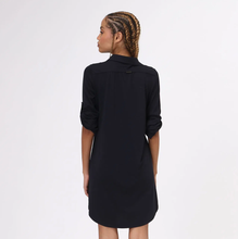 Lade das Bild in den Galerie-Viewer, Model Back: Uv Line Hemdblusenkleid Copenhagen Fpu50+ Shirtdress Black Uv
