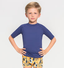 Lade das Bild in den Galerie-Viewer, Model Front: Uv Line Rashguard Kids Fpu50+ Uvpro Short Sleeve T-Shirt Navy Blue Uv
