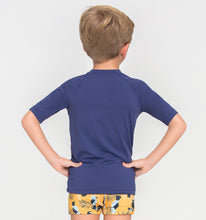 Lade das Bild in den Galerie-Viewer, Model Back: Uv Line Rashguard Kids Fpu50+ Uvpro Short Sleeve T-Shirt Navy Blue Uv
