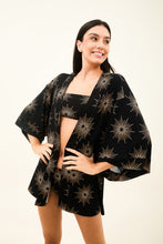 Lade das Bild in den Galerie-Viewer, Gallery: Uv Line Strandkleid Kimono Shine-Preto Upf50+
