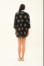 Lade das Bild in den Galerie-Viewer, Model Back: Uv Line Strandkleid Kimono Shine-Preto Upf50+
