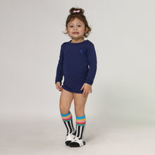 Lade das Bild in den Galerie-Viewer, Model Front: Uv Line Rashguard Longsleeve Baby Marinho Upf50+
