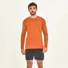 Lade das Bild in den Galerie-Viewer, Model Front: Uv Line T-Shirts Für Herren Longsleeve Sport Fit Caramelo
