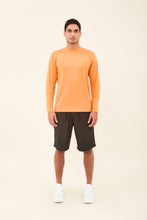 Lade das Bild in den Galerie-Viewer, Model Front: Uv Line Rashguard Longsleeve Uvpro Laranja Upf50+
