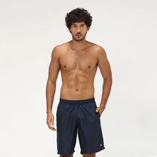 Lade das Bild in den Galerie-Viewer, Model Front: Uv Line Bermuda-Shorts New Fit Br Marinho
