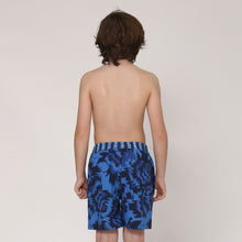 Lade das Bild in den Galerie-Viewer, Model Back: Uv Line Jungen-Badehose Short Acqua Oceano Inf Upf50+
