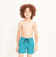 Lade das Bild in den Galerie-Viewer, Model Front: Uv Line Jungen-Badehose Short Aqua Lucca Petroleo Upf50+
