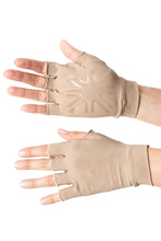 Lade das Bild in den Galerie-Viewer, Model Front: Uv Line Handschuhe Short Glove Chocolate Upf50+
