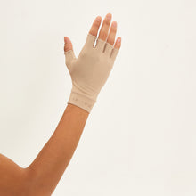 Lade das Bild in den Galerie-Viewer, Model Back: Uv Line Handschuhe Short Glove Chocolate Upf50+
