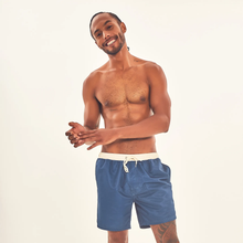 Lade das Bild in den Galerie-Viewer, Model Front: Uv Line Bermuda-Shorts Shorts Boxer Aco Off White Upf50+
