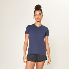Lade das Bild in den Galerie-Viewer, Model Front: Uv Line Fitness-Top Sport Fit Fem Marinho Upf50+
