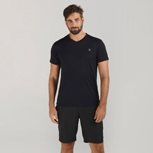 Lade das Bild in den Galerie-Viewer, Model Front: Uv Line Fitness-Top Sport Fit Mas Preto Upf50+
