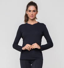 Lade das Bild in den Galerie-Viewer, Model Front: Uv Line Fitness-Top Sport Fit Preto Fem
