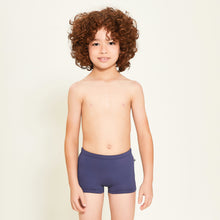 Lade das Bild in den Galerie-Viewer, Model Front: Uv Line Jungen-Badehose Sunga Kids F Inf Marinho
