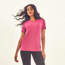 Lade das Bild in den Galerie-Viewer, Model Front: Uv Line Fitness-Top T-Shirt Sport Fit Fuchsia Upf50+
