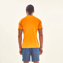 Lade das Bild in den Galerie-Viewer, Model Back: Uv Line T-Shirts Für Herren T-Shirt Sport Fit Orange Upf50+

