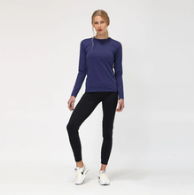 Lade das Bild in den Galerie-Viewer, Model Front: Uv Line Rashguard Uvpro Br Ml Marinho Fem
